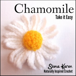 Może przedstawiać: Biały, szydełkowy kwiat rumianku z żółtym środkiem. Kwiat znajduje się na białym tle z tekstem "Chamomile Take it Easy Siona Karen Naturally Inspired Crochet".