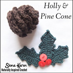 Puede incluir: Adornos de muérdago y piña de pino hechos a crochet. El muérdago es verde con bayas rojas. La piña de pino es marrón. Los adornos están sobre un fondo blanco. El texto "Holly & Pine Cone" está por encima de los adornos. El texto "Siona Karen Naturally Inspired Crochet" está por debajo de los adornos.