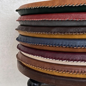 Rundes veganes Lederkissen, zweifarbiges Design, handgenähtes Stuhlpolster in benutzerdefinierten Größen