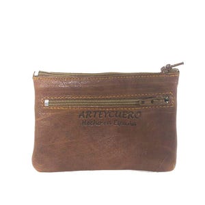 Monedero de cuero con llavero. Monedero color marrón de piel con llavero y tres compartimentos con cremallera.