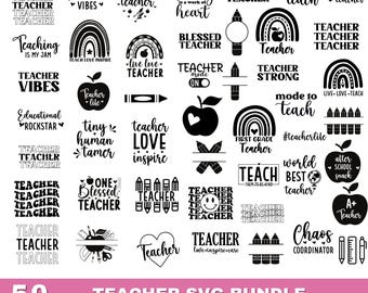 Könnte beinhalten: Eine Sammlung von 50 Lehrer-Themen-SVG-Designs in Schwarz und Weiß. Die Designs enthalten Sätze wie "Teacher Vibes", "Teaching is a work of heart" und "First Grade Teacher". Das Bundle enthält auch Dateiformate wie SVG, JPG, PNG, EPS und DXF.