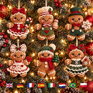 Peut inclure: Six décorations en crochet en forme de bonhomme en pain d'épice suspendues à un sapin de Noël. Les personnages incluent un bonhomme en robe rouge avec une sucette, un chef, un personnage au chapeau vert, un autre avec un tablier blanc, un personnage d'hiver et un en robe verte.
