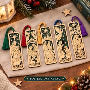 Può includere: Cinque segnalibri rettangolari in legno con intricate scene della natività tagliate al laser su sfondi verde scuro. Ogni segnalibro include una nappa colorata verde, rossa, gialla, blu o viola, raffigurante figure come la sacra famiglia, angeli e pastori.