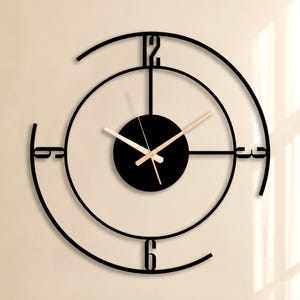 Grande orologio da parete moderno in metallo, orologio silenzioso nero minimalista, lussuoso complemento d'arredo per il soggiorno.