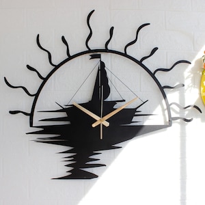 Reloj de pared metálico con velero al atardecer – Decoración náutica para el hogar, Arte moderno de pared en metal, Reloj para casa de playa, Regalo artesanal cortado con láser