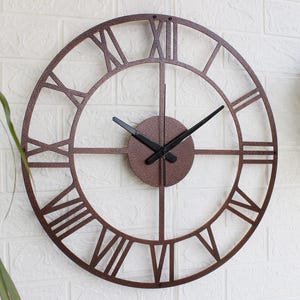 Reloj de pared grande de metal con números romanos, acabado bronce martillado, opción en negro, silencioso, decoración rústica.