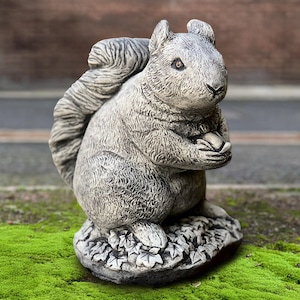 Beton Eichhörnchen mit Nuss Statue Outdoor Eichhörnchen Skulptur Stein Tierfigur Zement Wald Dekor Eichhörnchen Liebhaber Geschenk Handgemachte Kunst