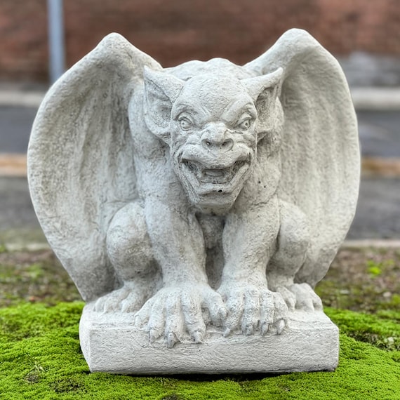 巨大なガーゴイルの置物 コンクリートの悪魔の彫刻 石の守護モンスター