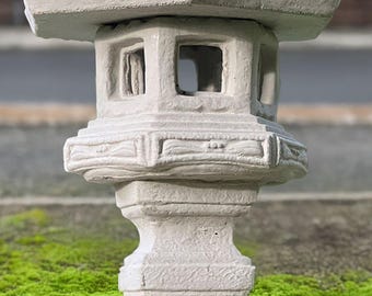 日本の塔の彫像コンクリート製の灯籠の塔の置物石の灯籠の彫刻禅の庭の