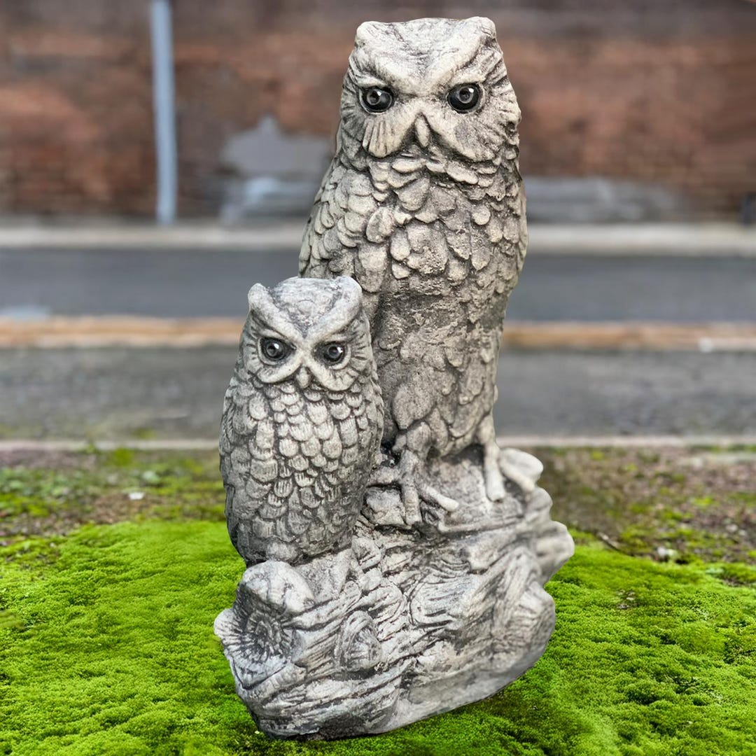 コンクリート製のフクロウ像、セメント製のフクロウの家族像、石製の鳥