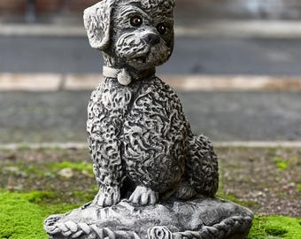 犬彫刻付き コンクリート 陶器 オーナメント 石のプードルの装飾、コンクリートの犬の置物、屋外のペットの彫刻