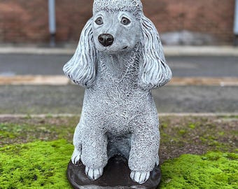 犬彫刻付き コンクリート 陶器 オーナメント 石のプードルの装飾、コンクリートの犬の置物、屋外のペットの彫刻