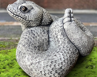 石造りの蛇の像 コンクリート製の庭の蛇の彫刻 セメント製の爬虫類の置物 手作りの蛇の置物 石造りの動物の装飾 玄関の贈り物