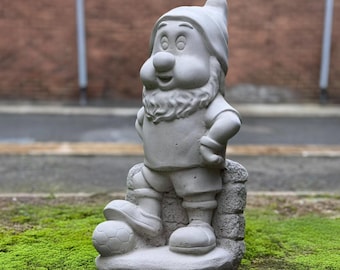 Beton sport kabouter sculptuur steen voetbal kabouter standbeeld grappige tuindecoratie handgemaakte kabouter beeldje buiten tuin ornament cement kunst