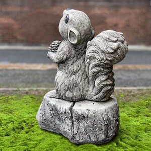 Outdoor Eichhörnchen Skulptur Beton Eichhörnchen mit Nuss-Statue Zement Tier Dekor Stein-Eichhörnchen Ornament Eichhörnchen-Liebhaber Geschenk Handgemachte Kunst