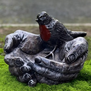 Ptak w dłoniach statua Kamienne troskliwe dłonie z rzeźbą ptaka Betonowy ptak z figurką miski Ręcznie wykonana ozdoba zwierzęca Dekoracja ogrodowa