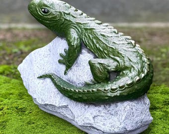 コンクリートのトカゲの彫刻 屋外爬虫類の像 石の動物の飾り 岩の上の