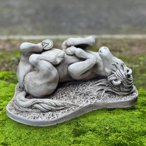 Estatua de caballo juguetón de piedra, escultura relajante de caballo para exteriores, figura de animal de cemento, adorno hecho a mano, decoración de animales de granja de hormigón, regalo