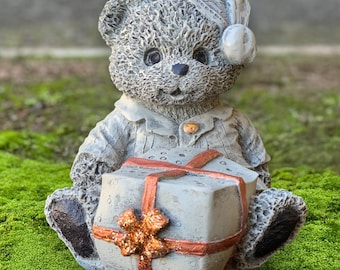 Vakantiebeer met cadeau sculptuur Schattige beer standbeeld Handgemaakt winterbeeldje buiten dier ornament tuin feestelijke decoratie veranda kunst cadeau