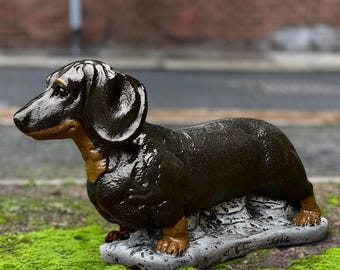 ダックスフント犬の彫刻 コンクリート製ウインナー犬の像 屋外ガーデン
