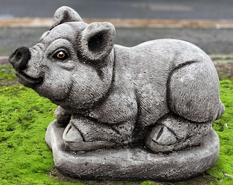 コンクリート製の座った豚の彫刻 セメント製の豚のフィギュア 屋外の