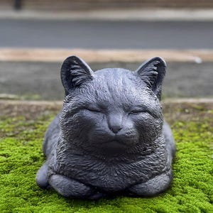 Garden cat statue Outdoor kitten sculpture Stone kitty decoration Concrete memorial cat figurine Yard art Lawn ornament Kitty lover gift