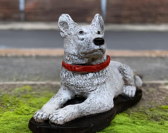 Scultura in pietra di pastore tedesco, statua in cemento di cane, figura di cane tedesco da giardino, decorazione per animali domestici da esterno, arte commemorativa del cane tedesco, ornamento per animali