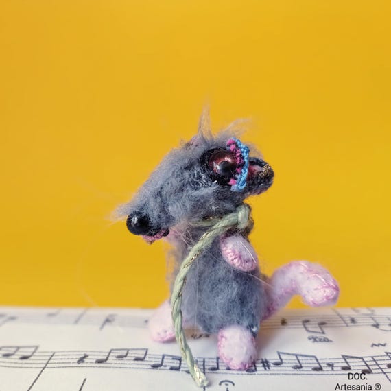 Miniatura.Miniatures.ArticulatedRat.RataMiniatura.MiniatureRat.CasaDeMuñeca.Dollhouse.Rat.Rata.MuñecoTela.RataArticulada.MuñecoArticulado