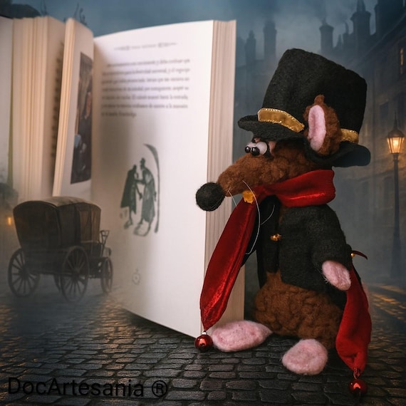 PelucheRataMarrónDickens.AnimalDePeluche.MuñecoArtesanal.RataDePeluche.TeddyRat.HandmadeStuffedAnimal.JugueteDeTela.AdornoHogar.ClothRat.