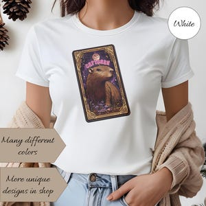 Carte de tarot Capybara : Guidance spirituelle – T-shirt mystique pour les fans de Capybara