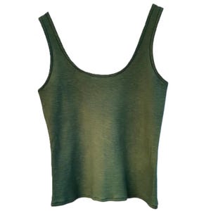 Può includere: Un top senza maniche verde e giallo sfumato con scollo rotondo.