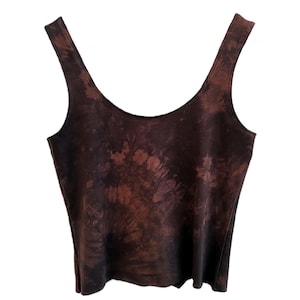 Handgeverfde crop-top van biologisch katoen: aardachtig bruin mori-singlet