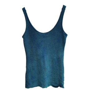 Turkosblå lång bomullstopp handfärgad naturfärgad kläder i jordnära boho-stil med textur