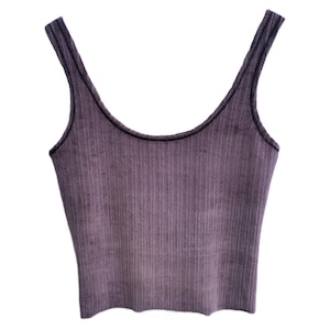 Puede incluir: Una camiseta sin mangas acanalada en un tono morado apagado. La prenda presenta un escote redondo y tirantes anchos, ambos acabados con un ribete negro en contraste que perfila los bordes de la tela para lograr un aspecto definido.