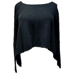 Puede incluir: Un suéter negro recortado con mangas largas y un dobladillo ligeramente irregular.