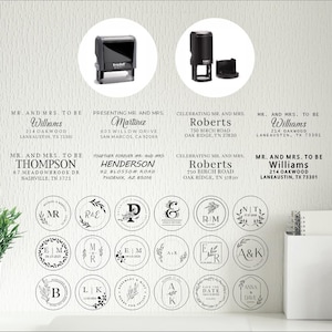 Op de afbeelding: Een verzameling trouwzegels met diverse ontwerpen en lettertypen. De zegels bevatten adresgegevens en cirkelvormige ontwerpen met initialen en bloemmotieven. Er worden twee soorten zegels getoond: een zelfinktende stempel en een traditionele stempel.