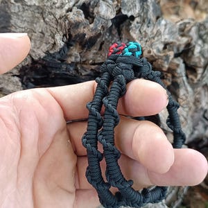 Handgemaakte slanke paracordarmband: geweven gauchoknoop