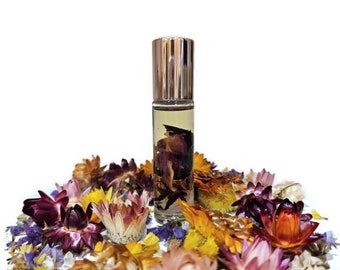 Love Cake Botanical Perfume Oil. Almond, Cardamom, Saffron, Rose, Honey, Vanilla, Lemon, Butter. 10 ML