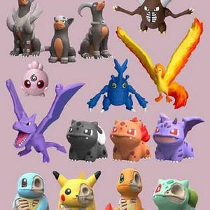 Può includere: Una collezione di figurine colorate e stilizzate di varie creature, tra cui un Pikachu giallo, uno Squirtle blu e un Charmander rosso. Le figurine hanno un design unico, con strutture scheletriche visibili. Lo sfondo è di un viola chiaro.