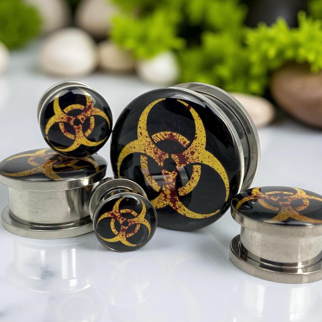 Faux Plug Piercing Oreille – Design Biohazard Noir – Acier Chirurgical 1,2 Mm – Neuf Avec étiquettes