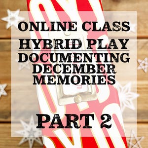 Può includere: Una scatola a righe rosse e bianche con la scritta "ONLINE CLASS HYBRID PLAY DOCUMENTING DECEMBER MEMORIES PART 2". La scatola è decorata con dettagli in metallo argentato e ornamenti bianchi a forma di stella.