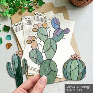 Puede incluir: Patrón de cactus de vidriera en formato PDF y JPEG. La imagen muestra tres diseños de cactus de vidriera en tonos verdes, azules y rosas. El patrón es de tamaño A4.