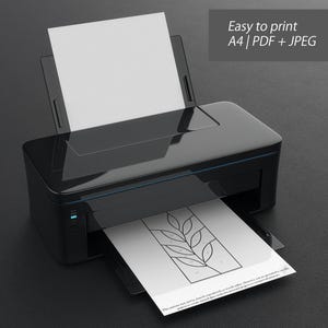 K&ouml;nnte beinhalten: Ein schwarzer Desktop-Drucker mit einem leeren Blatt Papier im Einzug und einem ausgedruckten Blatt mit einem Linienmuster in Form eines Blattes im Ausgabefach. Der Text "Easy to print A4 | PDF + JPEG" steht in einem grauen Kasten dar&uuml;ber.