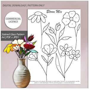 Pode incluir: Um padrão de vitral em preto e branco de flores com seções numeradas. O padrão é intitulado "Bloom Mix" e é para uso pessoal ou comercial.