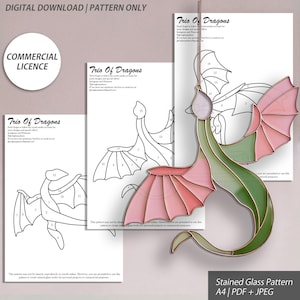 Peut inclure: Un motif de vitrail de dragon rose et vert avec un contour doré. L'image comprend un motif de téléchargement numérique avec le texte "Trio of Dragons" et "Licence Commerciale". Le motif est au format A4 en PDF et JPEG.