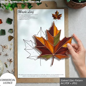 以下が含まれることがあります： メープルリーフのステンドグラス用デジタルダウンロードパターン。A4用紙に印刷された番号付きテンプレートと、オレンジ、黄色、茶色、緑の色合いで銅箔のハンダ付けラインが施された完成済みのガラス製メープルリーフが含まれています。