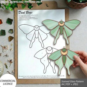 Puede incluir: Un patrón de vidrieras con dos diseños de polillas, uno terminado y otro delineado. Las polillas terminadas son de color verde claro con contornos color cobre y un detalle de media luna amarilla. El patrón incluye el texto "Dual Bugs" y "Commercial Licence".
