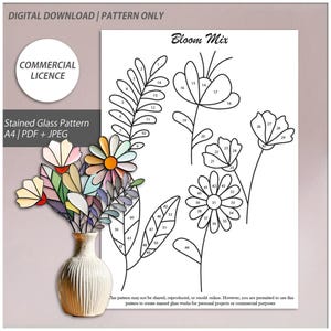 Puede incluir: Un patrón de vitral en blanco y negro de un ramo de flores en un jarrón. El patrón está numerado del 1 al 61 y etiquetado como "Bloom Mix".