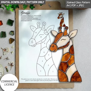 Könnte beinhalten: Eine digitale Vorlage für ein Buntglas-Giraffenmuster, bestehend aus einer nummerierten schwarz-weißen Strichzeichnung auf Papier und einem fertigen, giraffenförmigen Buntglasobjekt mit bernsteinfarbenen und cremefarbenen Glassegmenten und dunklen Lötlinien.
