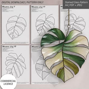 Può includere: Un modello per vetrate artistiche in download digitale con quattro disegni al tratto di foglie di Monstera su carta bianca, accompagnato da un acchiappasole a forma di foglia di Monstera in vetro verde e crema unito da saldature scure.